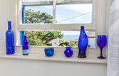 Blue decorative glass in the main bedroom
